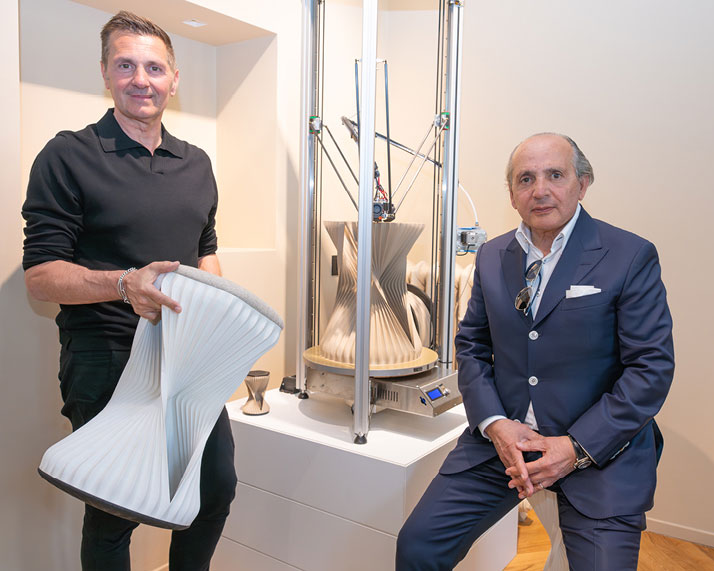 WAGNER_MilanoDesignWeek_3d-Druck_W3D_HadiTeherani+PeterWagner_web Der WAGNER Living Showroom zur Milano Design Week. Peter Wagner und Hadi teherani vor dem 3D-Drucker. W3D Hocker aus dem 3D-Drucker -Design by Hadi Teherani